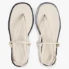 Sandalen aus Leder mit Metallic-Akzenten Sandalen aus Leder mit Metallic-Akzenten