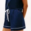 Schlafanzug-Set mit kontrastfarbenen Säumen an den Shorts