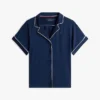 Schlafanzug-Set mit kontrastfarbenen Säumen an den Shorts