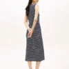 Schmal geschnittenes Midi-Kleid mit Streifen und U-Boot-Ausschnitt Schmal geschnittenes Midi-Kleid mit Streifen und U-Boot-Ausschnitt