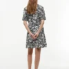 Shirtkleid aus Leinenmischung mit tropischem Print Shirtkleid aus Leinenmischung mit tropischem Print