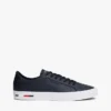 Sneaker aus vulkanisiertem Leder mit Flaggenstreifen Sneaker aus vulkanisiertem Leder mit Flaggenstreifen