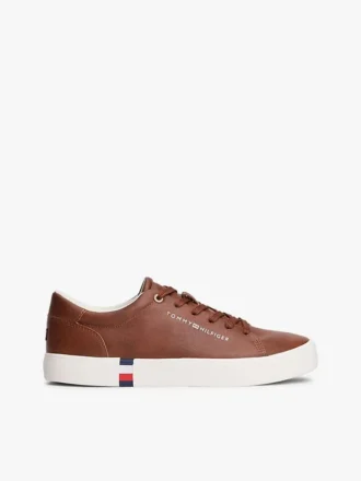 Sneaker im Court-Stil mit Metallic-Logo und genarbter Oberfläche Sneaker im Court-Stil mit Metallic-Logo und genarbter Oberfläche