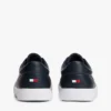 Sneaker im Court-Stil mit Metallic-Logo und genarbter Oberfläche Sneaker im Court-Stil mit Metallic-Logo und genarbter Oberfläche