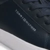 Sneaker im Court-Stil mit Metallic-Logo und genarbter Oberfläche Sneaker im Court-Stil mit Metallic-Logo und genarbter Oberfläche