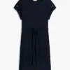 Stretch-Baumwollkleid mit Gürtel Stretch-Baumwollkleid mit Gürtel