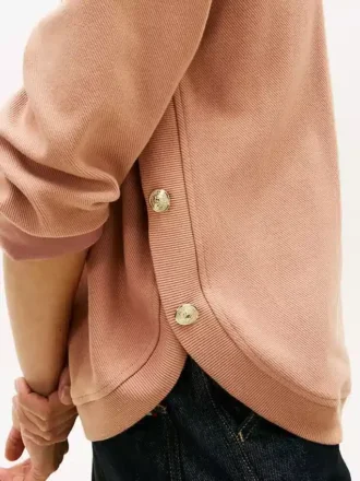 Sweatshirt mit goldenen Knöpfen