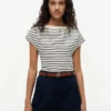 T-Shirt im maritimen Stil mit goldenen Knöpfen und U-Boot-Ausschnitt T-Shirt im maritimen Stil mit goldenen Knöpfen und U-Boot-Ausschnitt