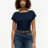 T-Shirt im maritimen Stil mit goldenen Knöpfen und U-Boot-Ausschnitt T-Shirt im maritimen Stil mit goldenen Knöpfen und U-Boot-Ausschnitt