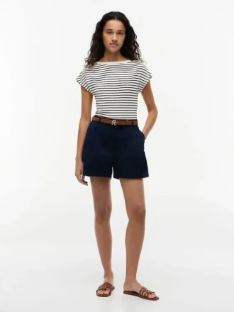 T-Shirt im maritimen Stil mit goldenen Knöpfen und U-Boot-Ausschnitt