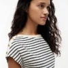 T-Shirt im maritimen Stil mit goldenen Knöpfen und U-Boot-Ausschnitt T-Shirt im maritimen Stil mit goldenen Knöpfen und U-Boot-Ausschnitt