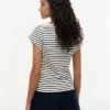 T-Shirt im maritimen Stil mit goldenen Knöpfen und U-Boot-Ausschnitt T-Shirt im maritimen Stil mit goldenen Knöpfen und U-Boot-Ausschnitt