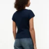 T-Shirt im maritimen Stil mit goldenen Knöpfen und U-Boot-Ausschnitt T-Shirt im maritimen Stil mit goldenen Knöpfen und U-Boot-Ausschnitt