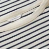 T-Shirt im maritimen Stil mit goldenen Knöpfen und U-Boot-Ausschnitt T-Shirt im maritimen Stil mit goldenen Knöpfen und U-Boot-Ausschnitt
