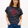 T-Shirt mit Dolman-Ärmeln und gestreiftem Hilfiger-Logo T-Shirt mit Dolman-Ärmeln und gestreiftem Hilfiger-Logo