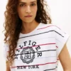 T-Shirt mit Dolman-Ärmeln und gestreiftem Hilfiger-Logo T-Shirt mit Dolman-Ärmeln und gestreiftem Hilfiger-Logo