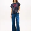 T-Shirt mit Dolman-Ärmeln und gestreiftem Hilfiger-Logo T-Shirt mit Dolman-Ärmeln und gestreiftem Hilfiger-Logo