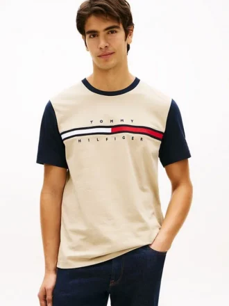 T-Shirt mit Flaggenlogo und kontrastierenden Ärmeln