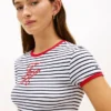 T-Shirt mit Schriftzug-Monogramm und Streifenmuster T-Shirt mit Schriftzug-Monogramm und Streifenmuster