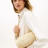Tasche mit Monogramm-Schriftzug und Kettenriemen aus Raffia Tasche mit Monogramm-Schriftzug und Kettenriemen aus Raffia