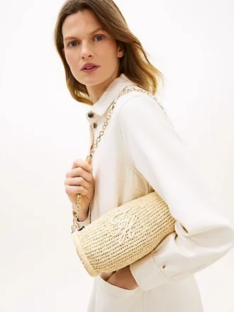 Tasche mit Monogramm-Schriftzug und Kettenriemen aus Raffia