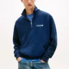 Tommy Jeans Logo Sweatshirt mit Viertelreißverschluss Tommy Jeans Logo Sweatshirt mit Viertelreißverschluss
