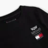 Tommy x Cadillac F1® Team Logo T-Shirt für Kinder Tommy x Cadillac F1® Team Logo T-Shirt für Kinder