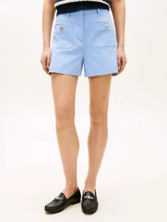 Twill-Shorts mit Goldknöpfen und Taschen Twill-Shorts mit Goldknöpfen und Taschen