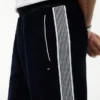 Velours-Jogginghose mit Monogramm-Wappen Velours-Jogginghose mit Monogramm-Wappen