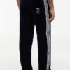 Velours-Jogginghose mit Monogramm-Wappen Velours-Jogginghose mit Monogramm-Wappen