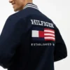 Wasserabweisende Varsity-Jacke mit Flaggenlogo Wasserabweisende Varsity-Jacke mit Flaggenlogo