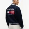 Wasserabweisende Varsity-Jacke mit Flaggenlogo Wasserabweisende Varsity-Jacke mit Flaggenlogo