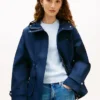 Wasserabweisender kurzer Parka mit Kapuze Wasserabweisender kurzer Parka mit Kapuze