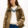 Wasserabweisender kurzer Parka mit Kapuze Wasserabweisender kurzer Parka mit Kapuze