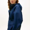 Wasserabweisender kurzer Parka mit Kapuze Wasserabweisender kurzer Parka mit Kapuze