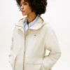 Wasserabweisender kurzer Parka mit Kapuze Wasserabweisender kurzer Parka mit Kapuze