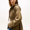 Wasserabweisender kurzer Parka mit Kapuze Wasserabweisender kurzer Parka mit Kapuze