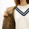 Wasserabweisender kurzer Parka mit Kapuze Wasserabweisender kurzer Parka mit Kapuze