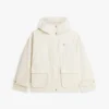 Wasserabweisender kurzer Parka mit Kapuze Wasserabweisender kurzer Parka mit Kapuze