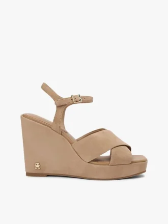Wedge-Sandale aus Wildleder mit gekreuzten Riemen